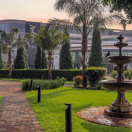 Radisson Hotel And Convention Centre Or Tambo Airport Johannesburg Dış mekan fotoğraf