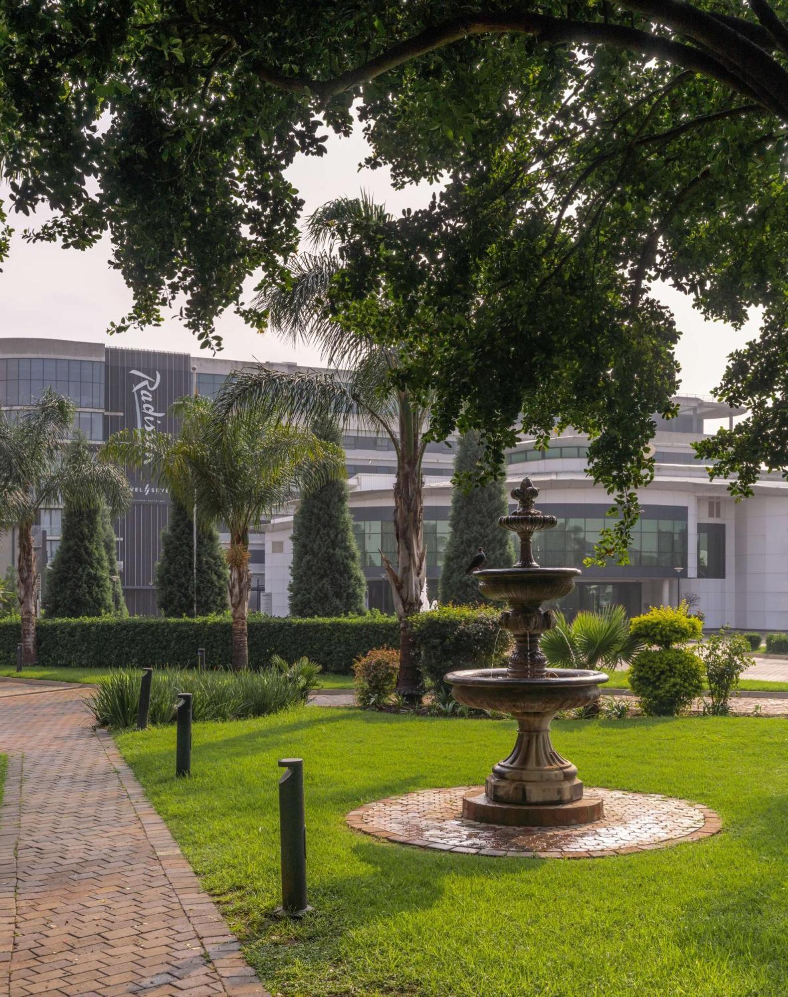 Radisson Hotel And Convention Centre Or Tambo Airport Johannesburg Dış mekan fotoğraf